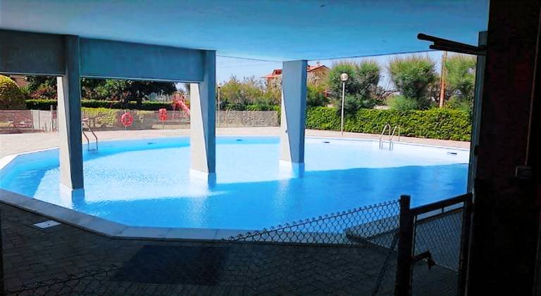 Apartment with private pool, patio & yard — photo 2