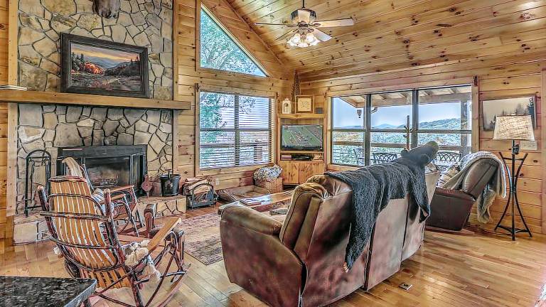 TreeTops- Pet Friendly Master on Main 5 minutes from Downtown Blue Ridge — photo 2