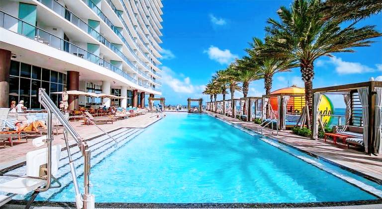 Serviced apartment with garden, pool & sauna | Close to the beach | Suitable for remote work | Dogs allowed in Aventura, FL