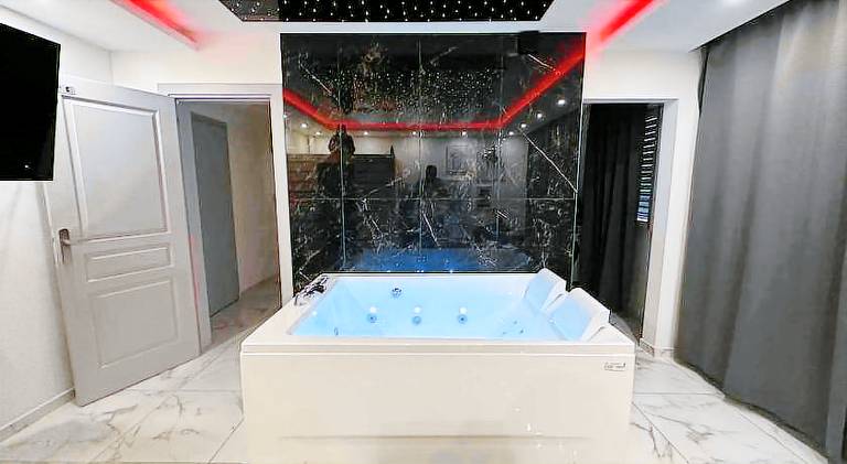 Holiday apartment with hot tub — photo 3