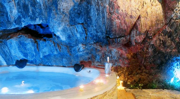 Apartment with hot tub & pool in Collioure