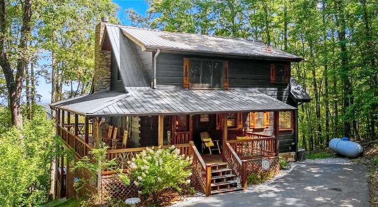 Wonderful house with hot tub | Pets are welcome in Blue Ridge, GA