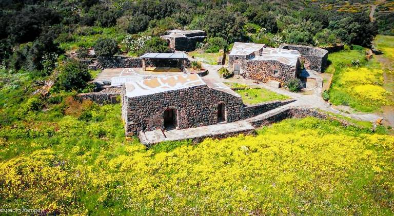 Serviced apartment with barbeque, pool & patio in Pantelleria