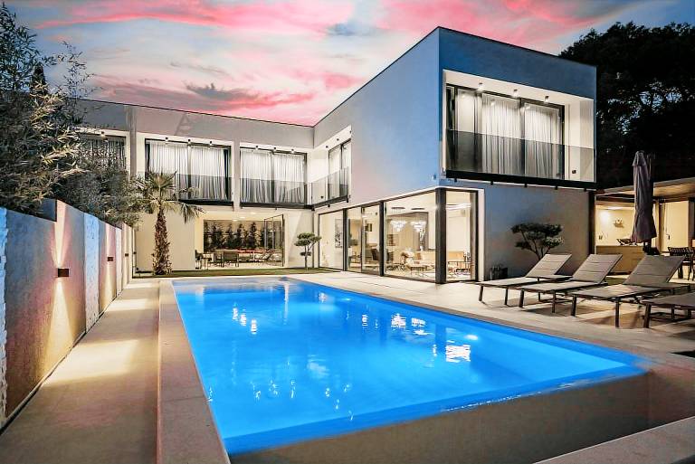Fully equipped charming villa with sauna, private pool & patio | City view | Dogs allowed in Medulin