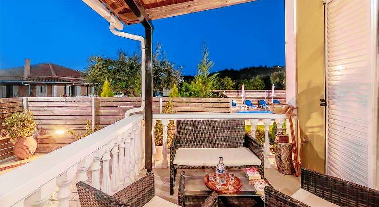 Villa with yard, grill & private pool | Pets allowed — photo 3