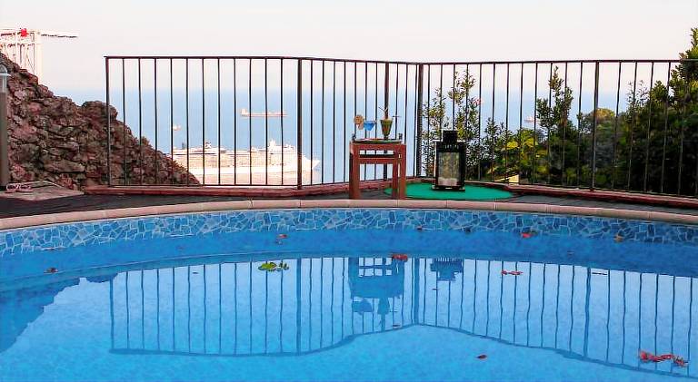 Serviced apartment with patio & pool — photo 2