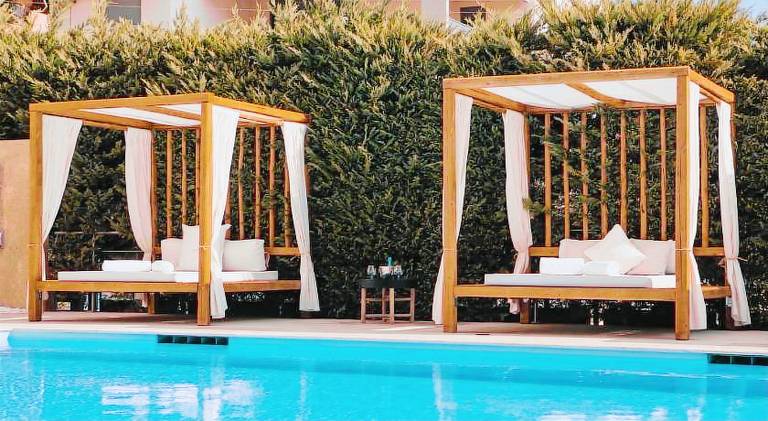 Serviced apartment with yard, pool & patio — photo 2
