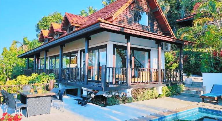 Villa with pool — photo 4