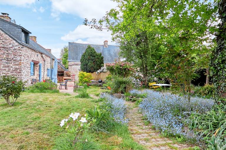 Child-friendly big vacation home with garden, terrace & barbeque | Garden view | Suitable for remote work | Dogs allowed in Pontivy