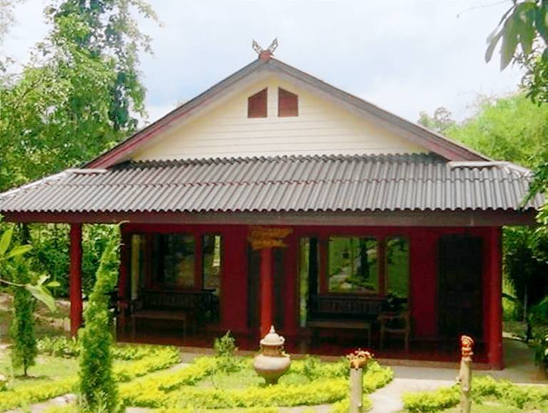 Lodge with terrace, pool & garden in Mae Rim