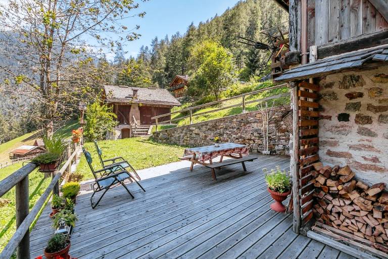 Chalet with grill, patio & yard — photo 4