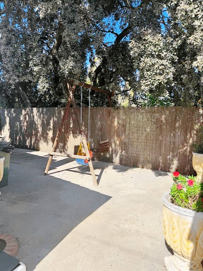 Vacation home with pool, barbeque & yard | Garden view — photo 5