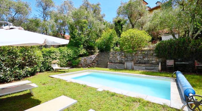 Holiday apartment with yard & pool in Camogli