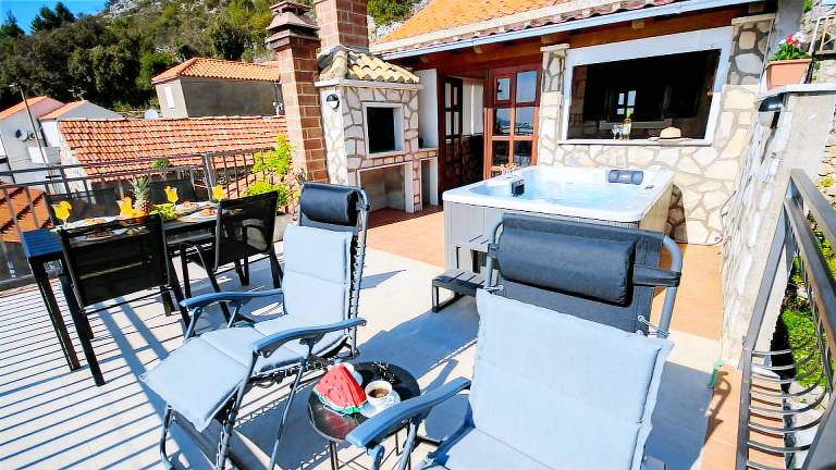 Villa with barbeque, yard & patio — photo 2