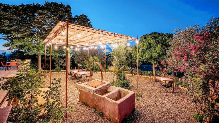 Villa with garden, jacuzzi & terrace | Garden view — photo 2
