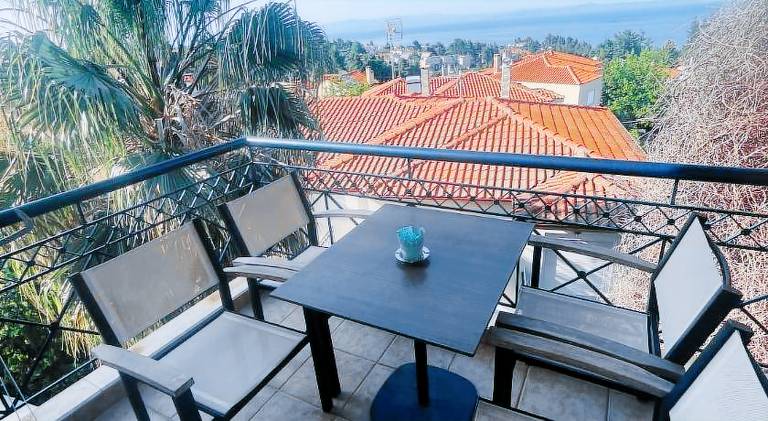 Serviced apartment with yard & terrace — photo 3
