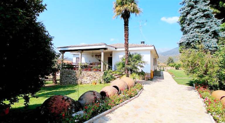 Vacation home with pool — photo 4