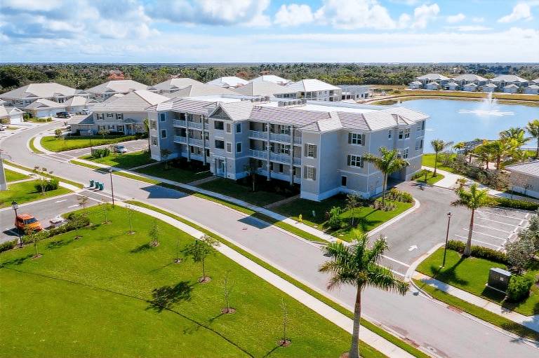 Lovely condo with barbecue, jacuzzi & private pool | Water view | Dogs allowed — photo 2