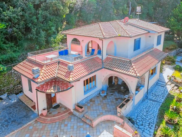 Spacious villa just a few steps from Paolina Beach. in Marciana Marina