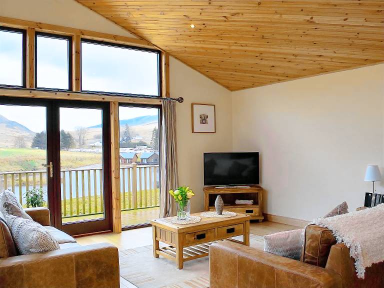 Cottage with yard | Water view — photo 2