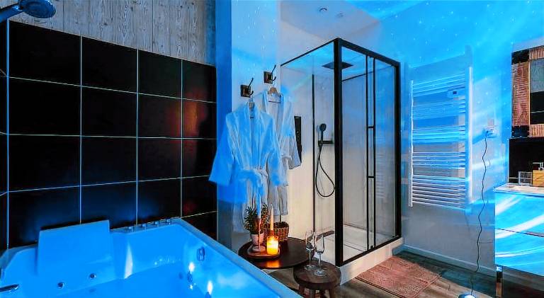 Le Nid Douillet, Center, Jacuzzi, Sensory Shower — photo 4