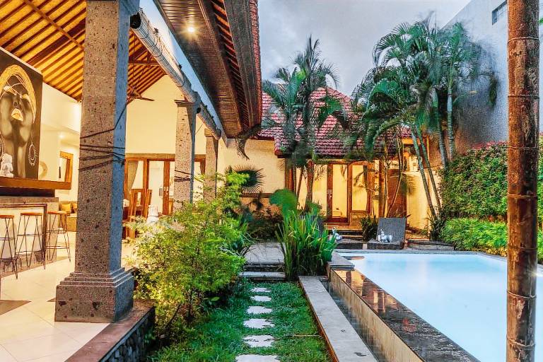 Villa with yard, private pool & terrace — photo 3