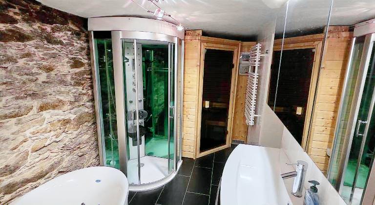 Fewo Brettmuhle, Ferienwohnung im Erzgebirge mit einzigartigem Wellness-Badezimmer, Sauna und Kamin in Chemnitz
