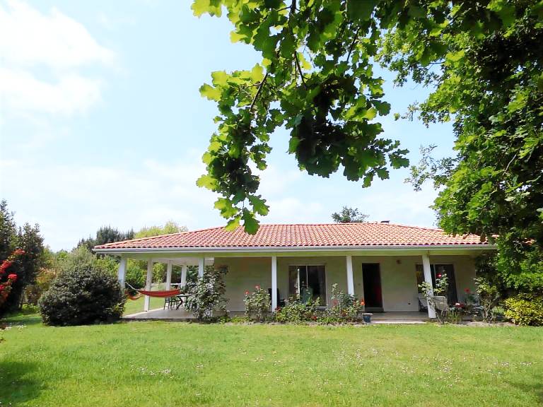 Gite with barbecue, terrace & yard in Biscarrosse