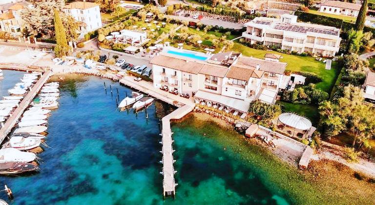 Bella Hotel & Restaurant with private dock for mooring boats in Gardone Riviera