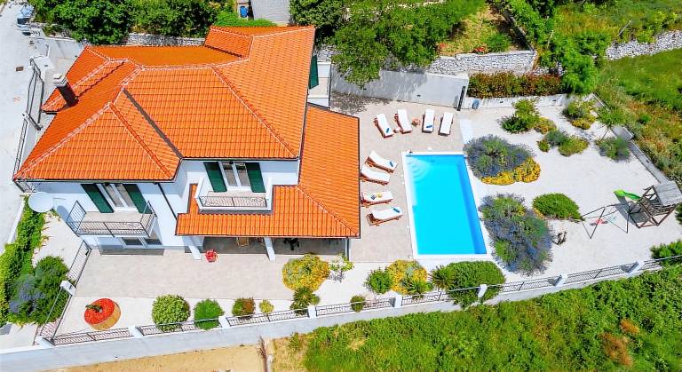 Children-friendly wonderful villa with yard, patio & private pool | Mountain view | Dogs allowed — photo 3