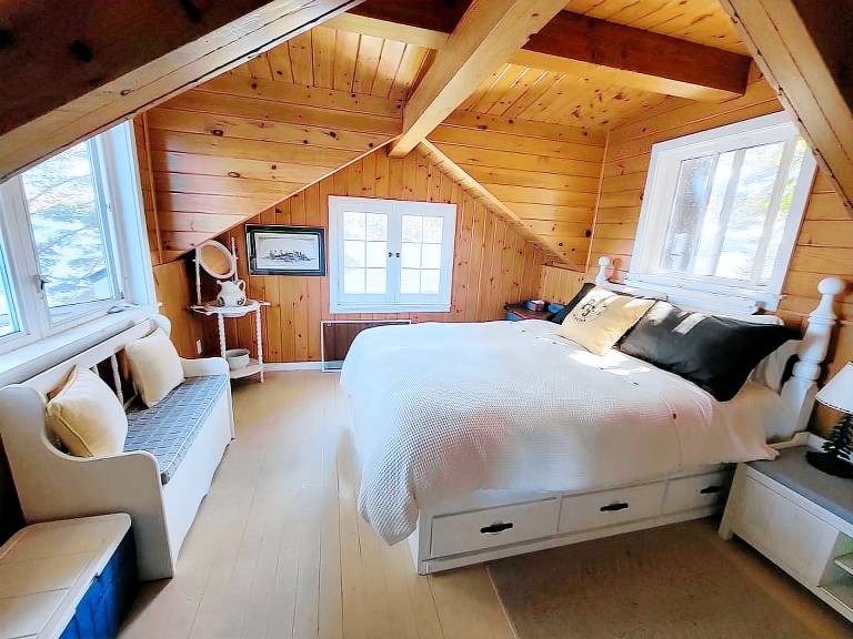 Beautiful Lake Tiny House with Amazing Views and Private Dock in Muskoka, Canada — photo 4