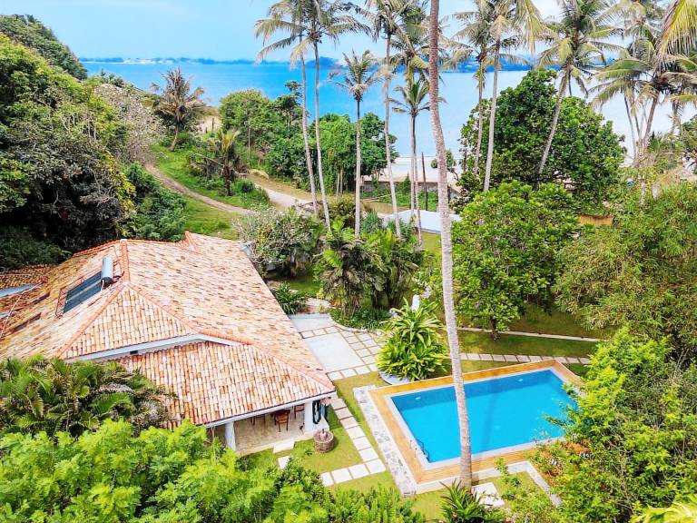 Villa with pool, yard & barbecue in Unawatuna