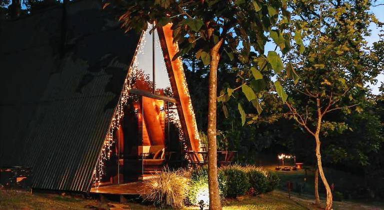 Lodge with jacuzzi, yard & grill in Gramado