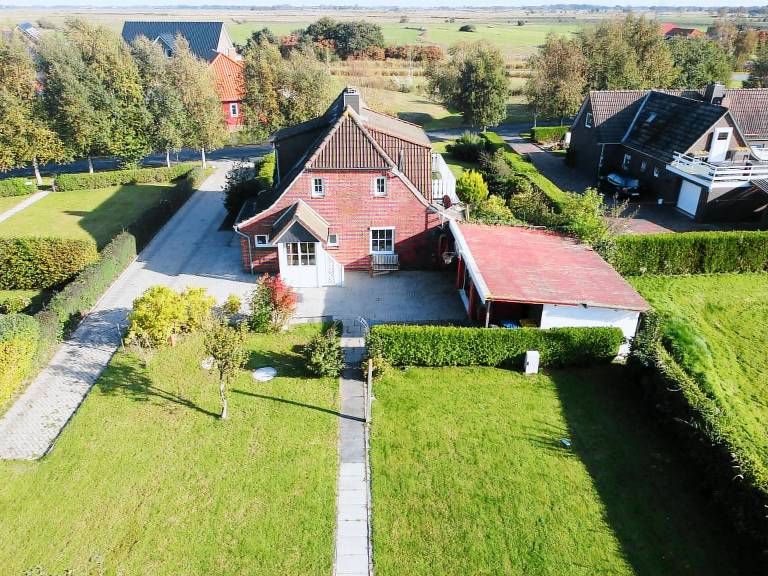 Vacation home with BBQ, patio & yard — photo 3