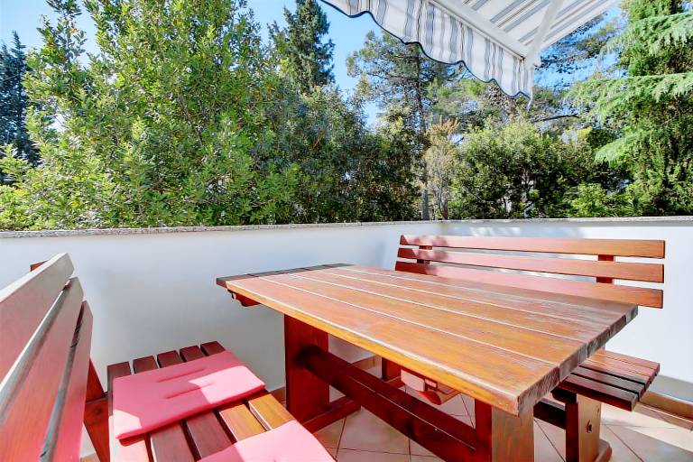Holiday apartment with barbecue & patio — photo 2