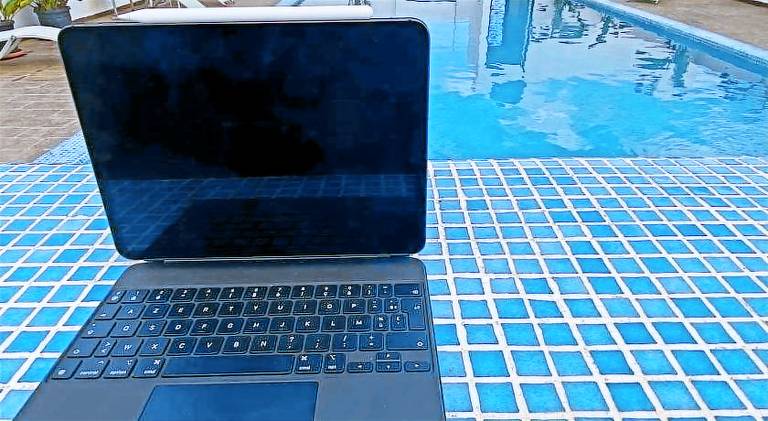 Apartment with pool — photo 5