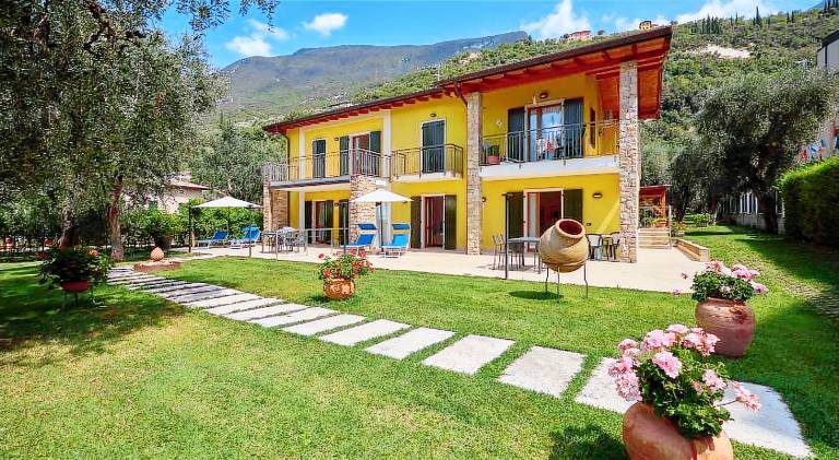 Holiday apartment with hot tub, terrace & garden | Beach nearby | Dogs allowed in Malcesine