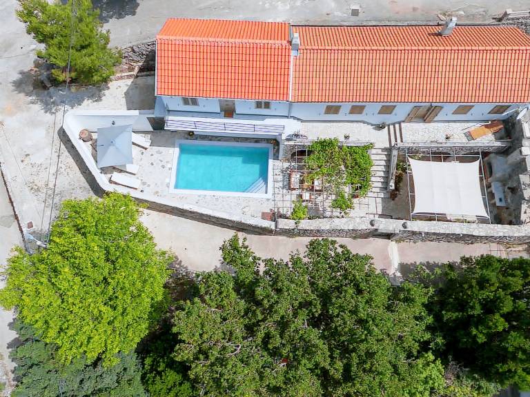Holiday home with pool and barbecue — photo 4