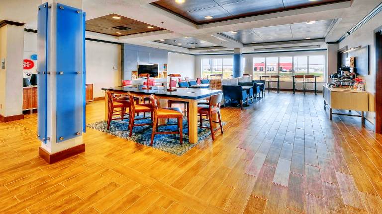 Holiday Inn Express Hotel and Suites Corsicana I-45 By IHG — photo 3