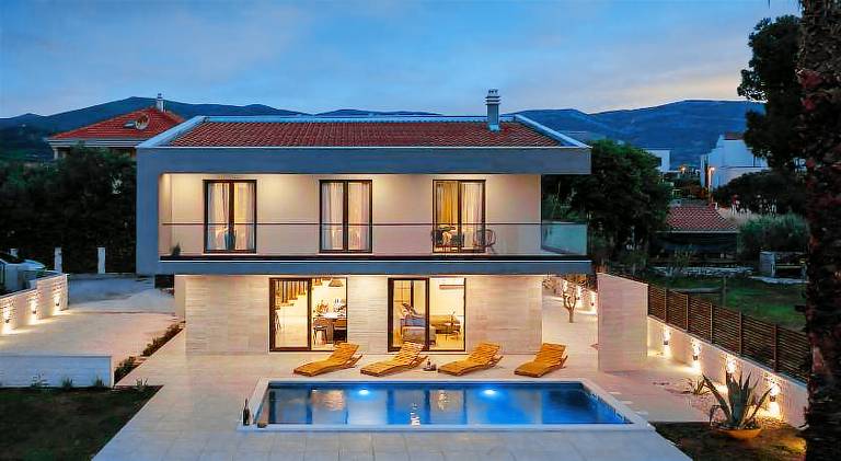 Beachfront Villa Tota with Pool — photo 2
