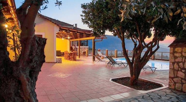 Villa with BBQ, yard & private pool — photo 5