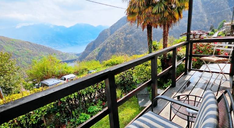 Holiday apartment with garden, barbeque & patio — photo 3