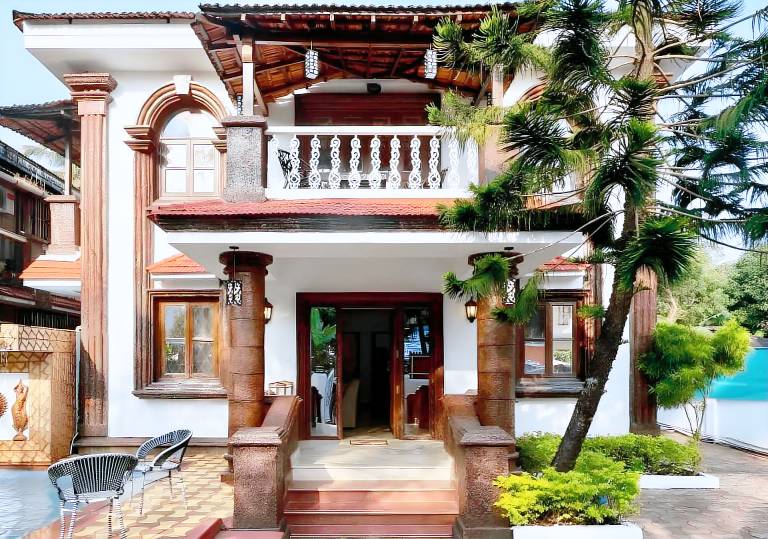 Villa with barbecue, pool & yard in Baga