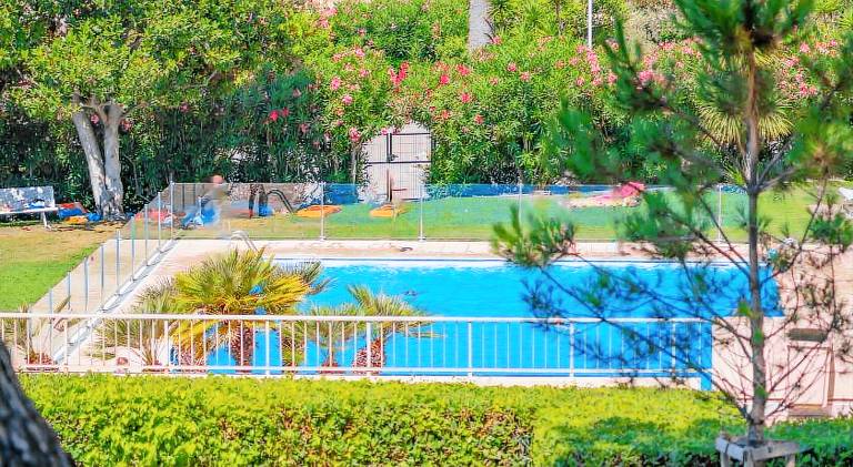 Holiday apartment with pool in Antibes