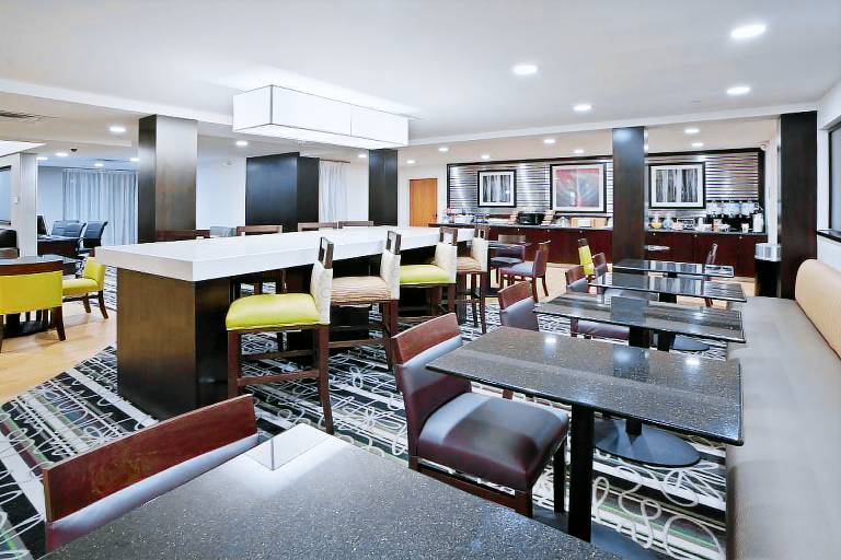 La Quinta Inn & Suites by Wyndham Detroit Metro Airport — photo 3