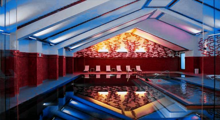Family-friendly spacious serviced apartment with hot tub, yard & pool | Pets are welcome — photo 3