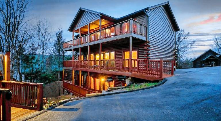 Vacation home with hot tub in Pigeon Forge, TN