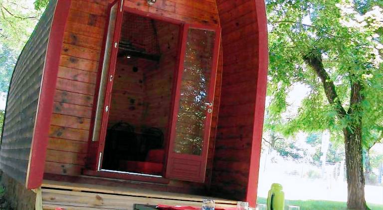 Nice lodge with BBQ, yard & patio | Pet-friendly in Banassac