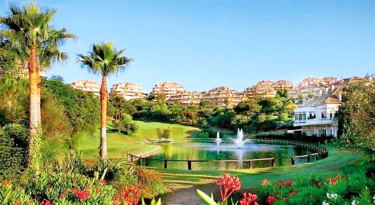 Holiday apartment with pool in Marbella