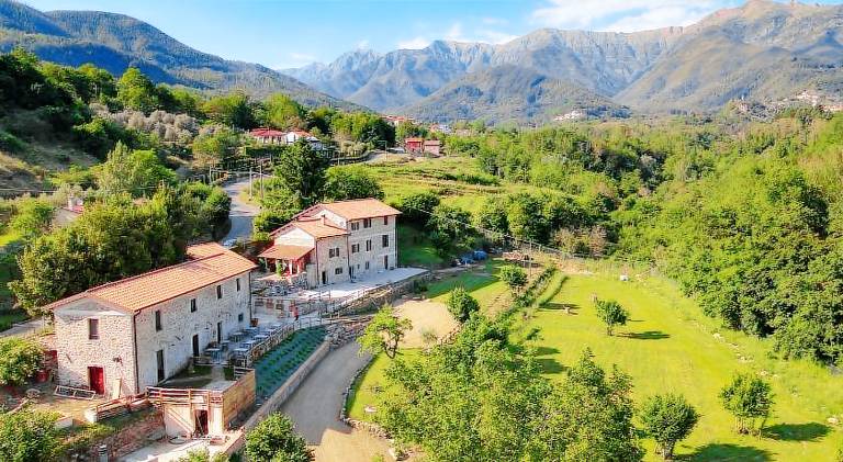 Farm with yard, pool & patio in Carrara